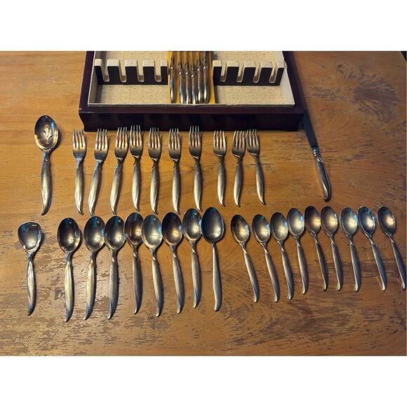 Vintage 38 piece silver plated silverware set with box by 1847 Roger’s Bros. - Picture 3 of 3